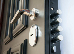 На что обратить внимание при замене замка в двери
